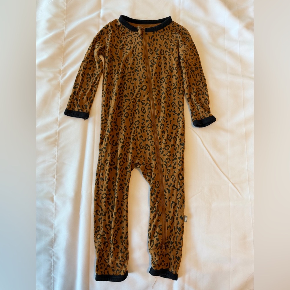 KYTE Baby Zipper Romper Leopard